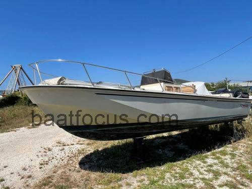 Boston Whaler Outrage 25 Spesifikasjoner og anmeldelser